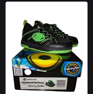 Boys or Girls youth size 2 Heelys skate shoes
